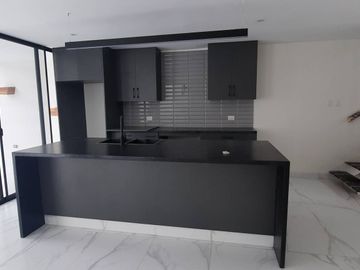 SE VENDE CASA DUPLEX EN URB. LA PUNTILLA