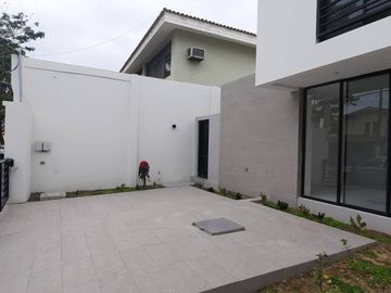 SE VENDE CASA DUPLEX EN URB. LA PUNTILLA