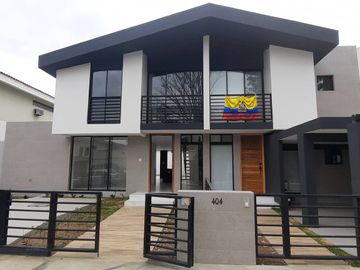 SE VENDE CASA DUPLEX EN URB. LA PUNTILLA