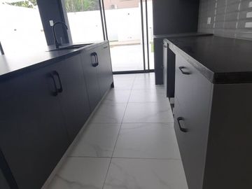 SE VENDE CASA DUPLEX EN URB. LA PUNTILLA