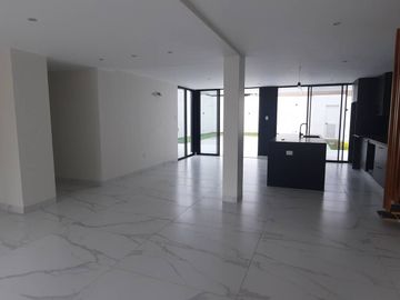 SE VENDE CASA DUPLEX EN URB. LA PUNTILLA