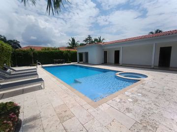 casa en venta en ricaurte. Cod V51815