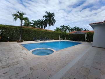 casa en venta en ricaurte. Cod V51815