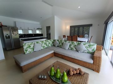 casa en venta en ricaurte. Cod V51815