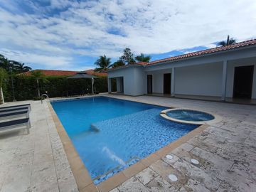 casa en venta en ricaurte. Cod V51815
