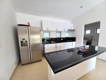 casa en venta en ricaurte. Cod V51815
