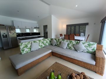 casa en venta en ricaurte. Cod V51815