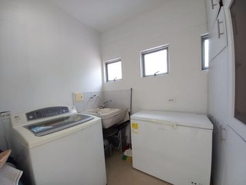 casa en venta en ricaurte. Cod V51815