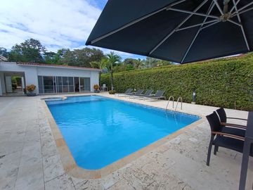 casa en venta en ricaurte. Cod V51815