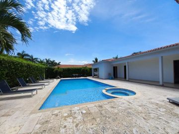 casa en venta en ricaurte. Cod V51815