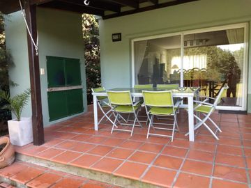 Excelente casa en venta 5 ambientes con cochera en Santa Maria de los Olivos -  Malvinas Argentinas