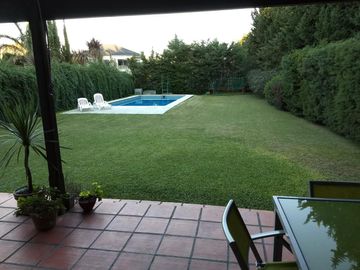 Excelente casa en venta 5 ambientes con cochera en Santa Maria de los Olivos -  Malvinas Argentinas