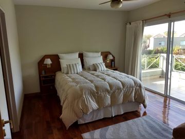 Excelente casa en venta 5 ambientes con cochera en Santa Maria de los Olivos -  Malvinas Argentinas