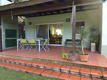 Excelente casa en venta 5 ambientes con cochera en Santa Maria de los Olivos -  Malvinas Argentinas