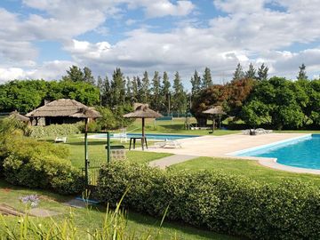 Excelente casa en venta 5 ambientes con cochera en Santa Maria de los Olivos -  Malvinas Argentinas