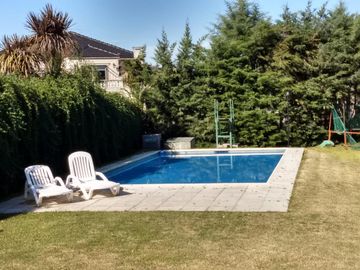 Excelente casa en venta 5 ambientes con cochera en Santa Maria de los Olivos -  Malvinas Argentinas