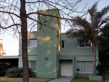 Excelente casa en venta 5 ambientes con cochera en Santa Maria de los Olivos -  Malvinas Argentinas