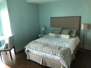 Condominium 1 Bedroom: 1 BR Condo For Sale in Edades Tower and Garden Villas Rockwell Makati City