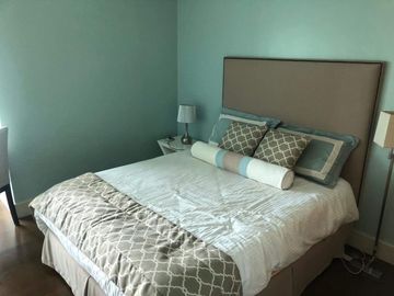 Condominium 1 Bedroom: 1 BR Condo For Sale in Edades Tower and Garden Villas Rockwell Makati City