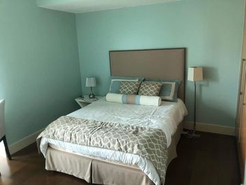 Condominium 1 Bedroom: 1 BR Condo For Sale in Edades Tower and Garden Villas Rockwell Makati City