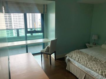 Condominium 1 Bedroom: 1 BR Condo For Sale in Edades Tower and Garden Villas Rockwell Makati City