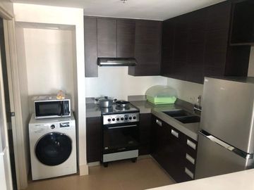 Condominium 1 Bedroom: 1 BR Condo For Sale in Edades Tower and Garden Villas Rockwell Makati City