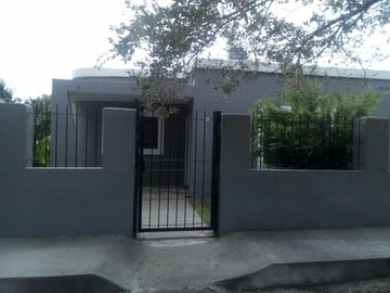 Córdoba, Cruz del Eje, Villa De Soto, Casa 4 amb + 2 Dtos de 1 y 2 amb. Excelente estado y ubicación.
