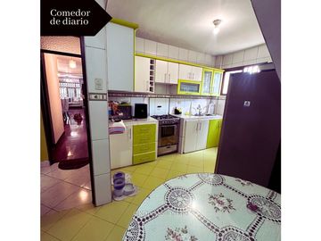 VENDO LINDA CASA EN ESQUINA EN URB LA NORIA