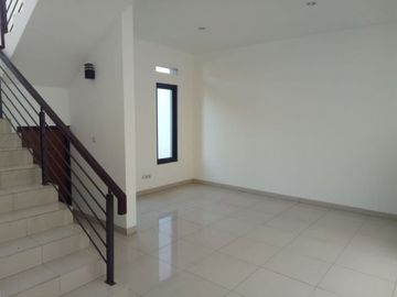 5 Bedroom House for sale