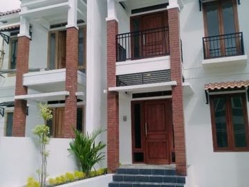 RUMAH SIAP HUNI TERMURAH TENGAH KOTA 2 LANTAI DIBAWAH 1 M