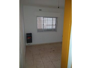 INMUEBLE EN BLOCK EN VENTA ITUZAINGO NORTE 4 DEPTOS 3 LOCALES Y VVDA