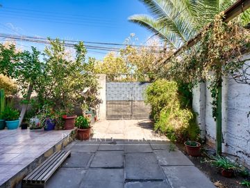 Amplia casa en venta en La Reina cercano a metro  Fernando Castillo Velasco
