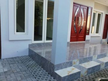 Rumah di Manyar Kartika, Baru Gress, Nol Jalan, Row jalan 4 mobil