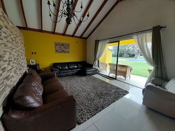 GRAN CASA EN PARCELA CON PISCINA Y JARDIN FORMADO