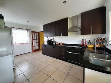 GRAN CASA EN PARCELA CON PISCINA Y JARDIN FORMADO