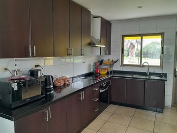 GRAN CASA EN PARCELA CON PISCINA Y JARDIN FORMADO