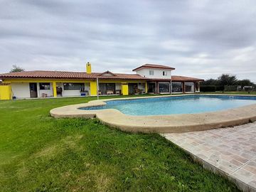 GRAN CASA EN PARCELA CON PISCINA Y JARDIN FORMADO