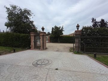 GRAN CASA EN PARCELA CON PISCINA Y JARDIN FORMADO