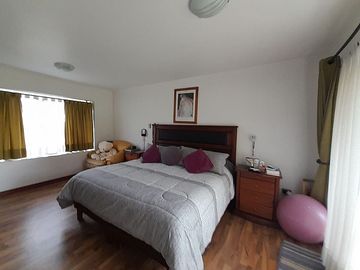 GRAN CASA EN PARCELA CON PISCINA Y JARDIN FORMADO
