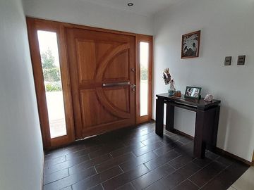 GRAN CASA EN PARCELA CON PISCINA Y JARDIN FORMADO