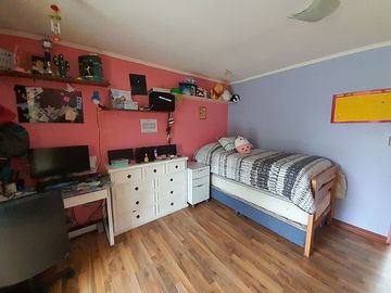 GRAN CASA EN PARCELA CON PISCINA Y JARDIN FORMADO