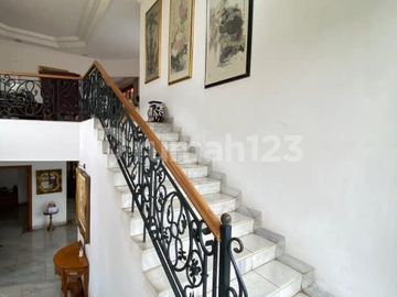 SANGAT ISTIMEWA! Rumah Klasik Asri Ada Kolam Renang – Cinere