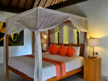 DIJUAL VILLA DENGAN PARKIR LUAS DI UBUD