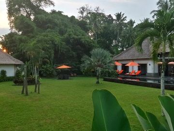 DIJUAL VILLA DENGAN PARKIR LUAS DI UBUD