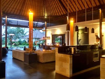 DIJUAL VILLA DENGAN PARKIR LUAS DI UBUD