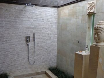 DIJUAL VILLA DENGAN PARKIR LUAS DI UBUD
