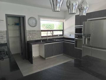 Casa en privada cañadas del lago con cuarto de servicio