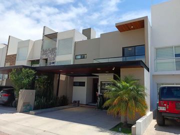 Casa en privada cañadas del lago con cuarto de servicio