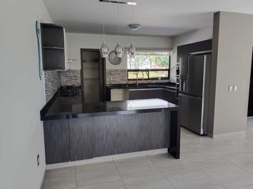 Casa en privada cañadas del lago con cuarto de servicio