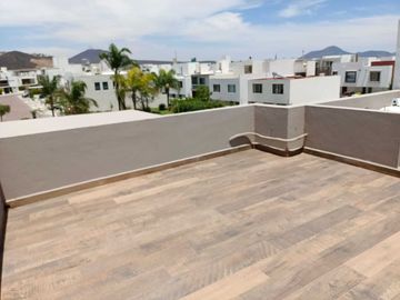 Casa en privada cañadas del lago con cuarto de servicio